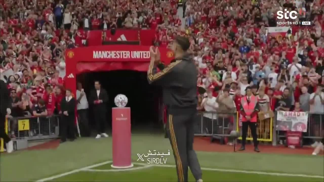 benjamin sesko unveiled to old trafford.