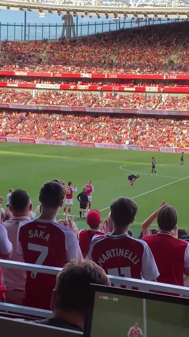 Viktor Gyökeres leaves the field to a standing ovation following his substitution