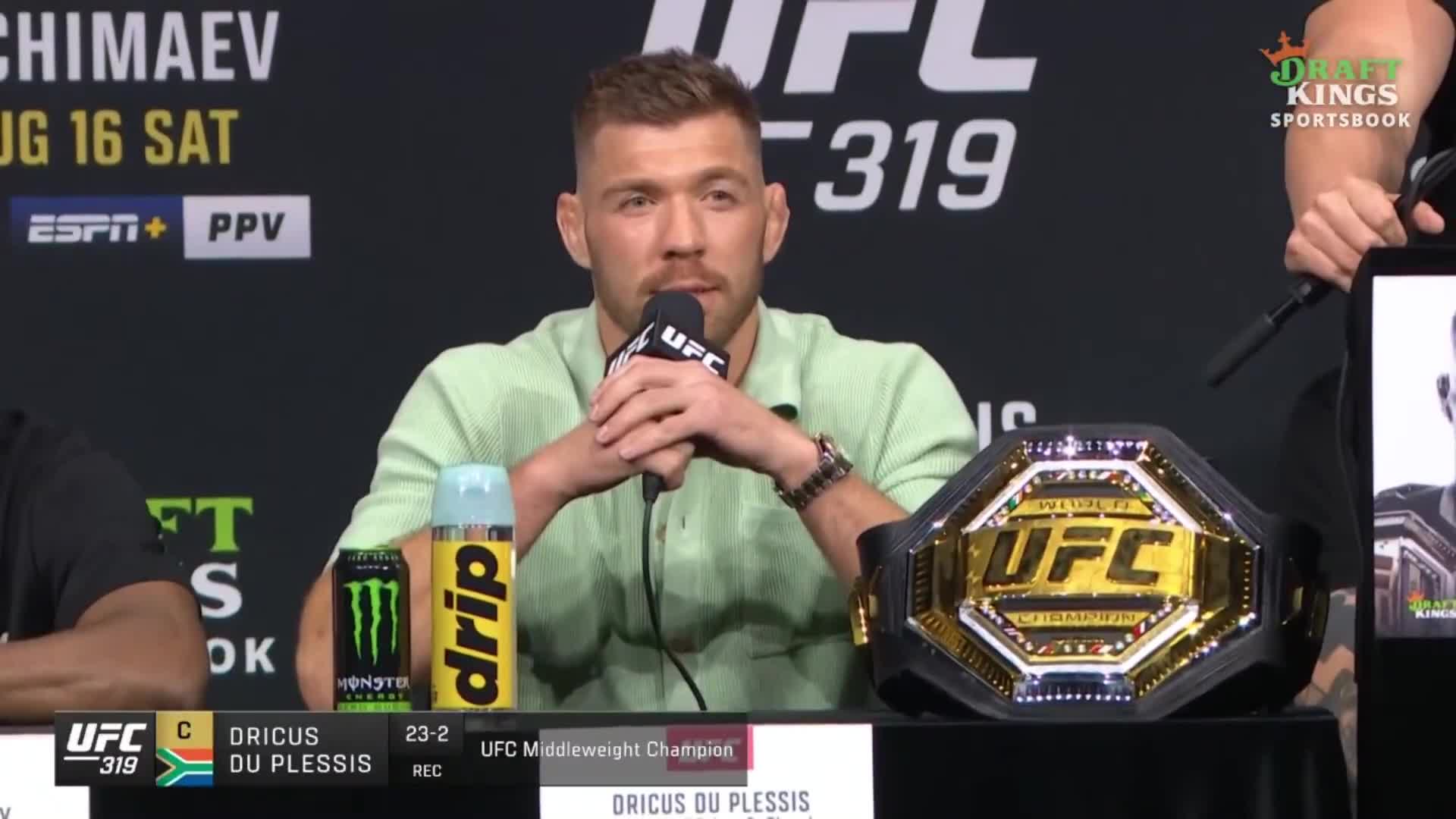 The crowd’s boos were so deafening, Dricus Du Plessis had to pause mid-answer — the Khamzat hype is on another level. #UFC319