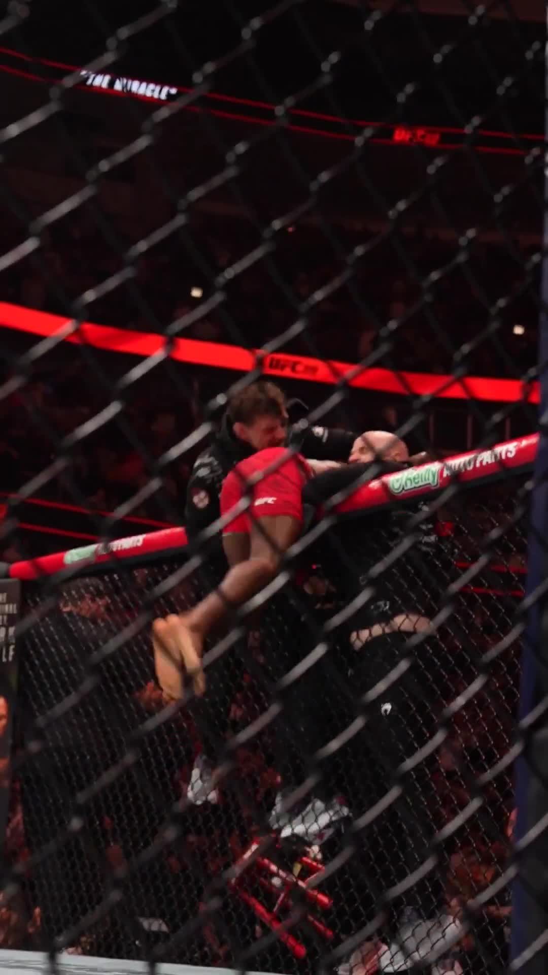 This crowd ERUPTED after that KO 🗣️ #UFC319