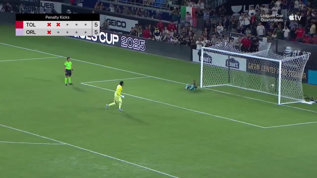 Pedro Gallese converts the decisive penalty to send Orlando City through
