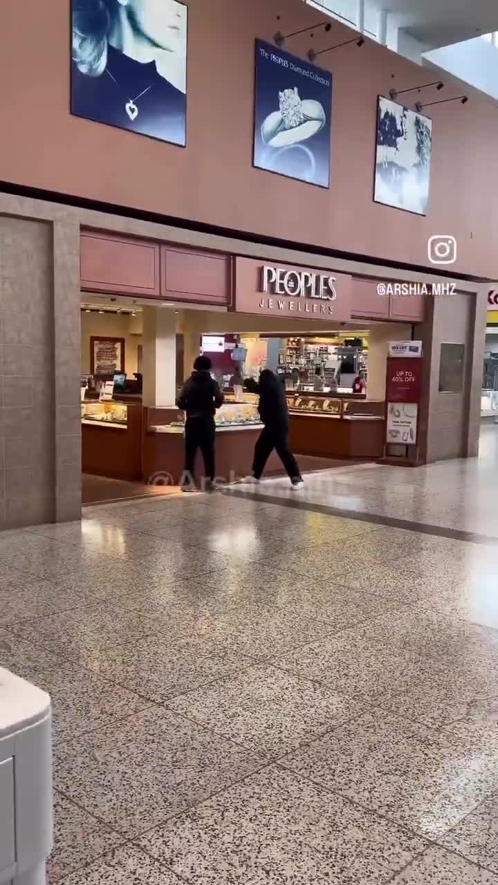 Meanwhile at Centerpoint Mall in Toronto...