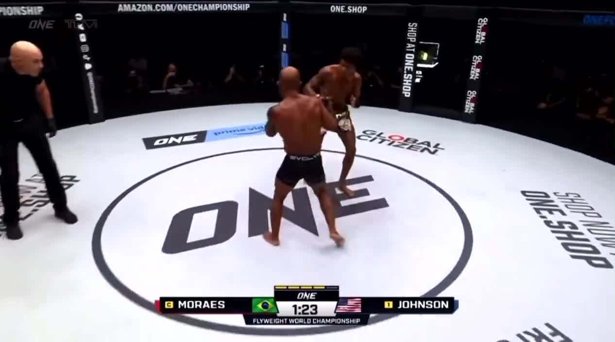 Flying Knee KO Johnson vs Moraes II  ONE Championship 2022