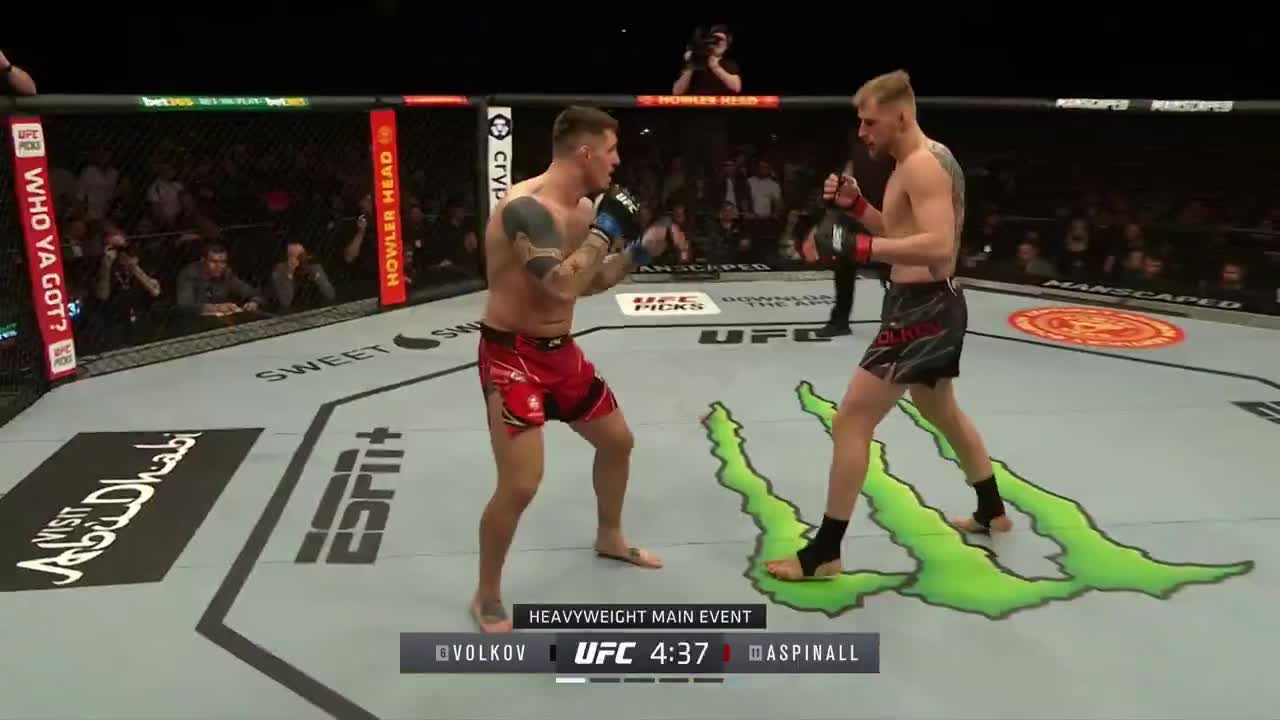 Tom Aspinall submits Alexander Volkov in dominant first-round win