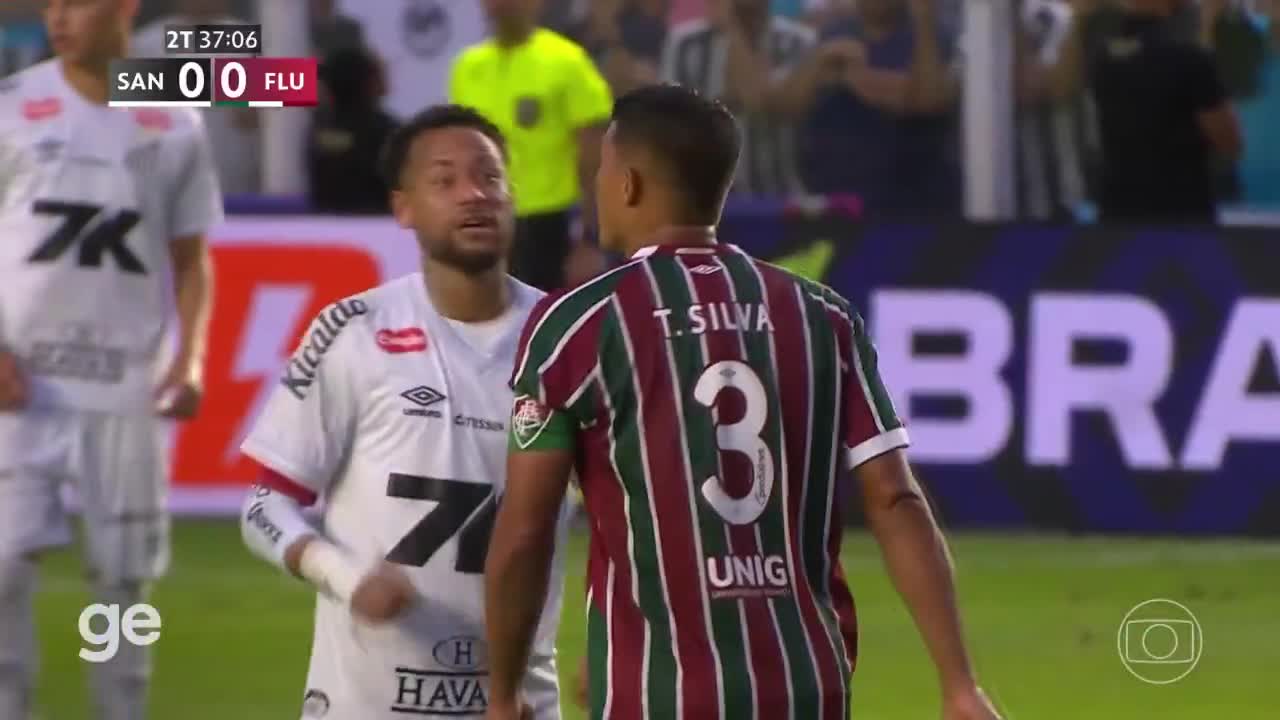 Neymar exchanged words with Thiago Silva during the Santos FC vs Fluminense FC match.