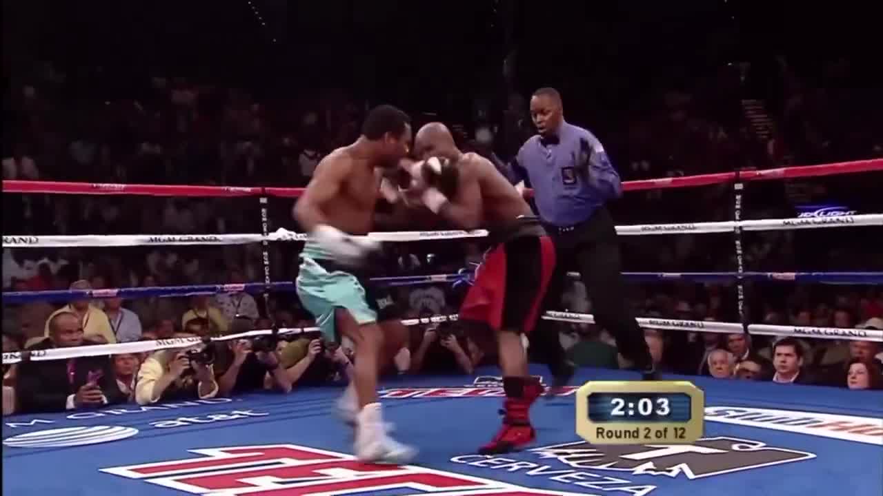 Floyd Mayweather vs Shane Mosley – Mayweather takes heavy hit