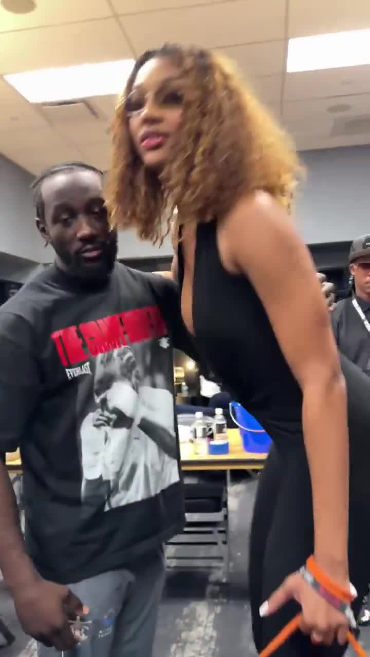 Angel Reese absolutely towering over Terence Crawford in his locker room before the Canelo fight