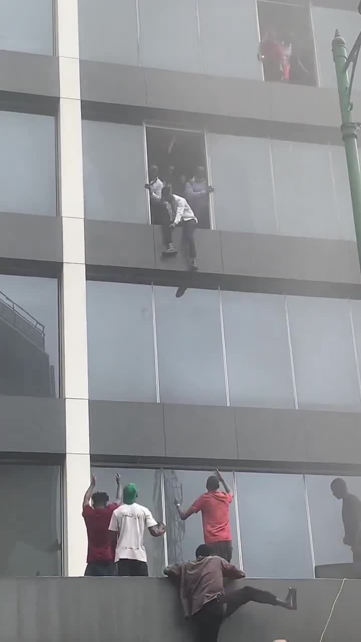 Fire outbreak at Lagos island UBA BANK AFRILAND TOWERS