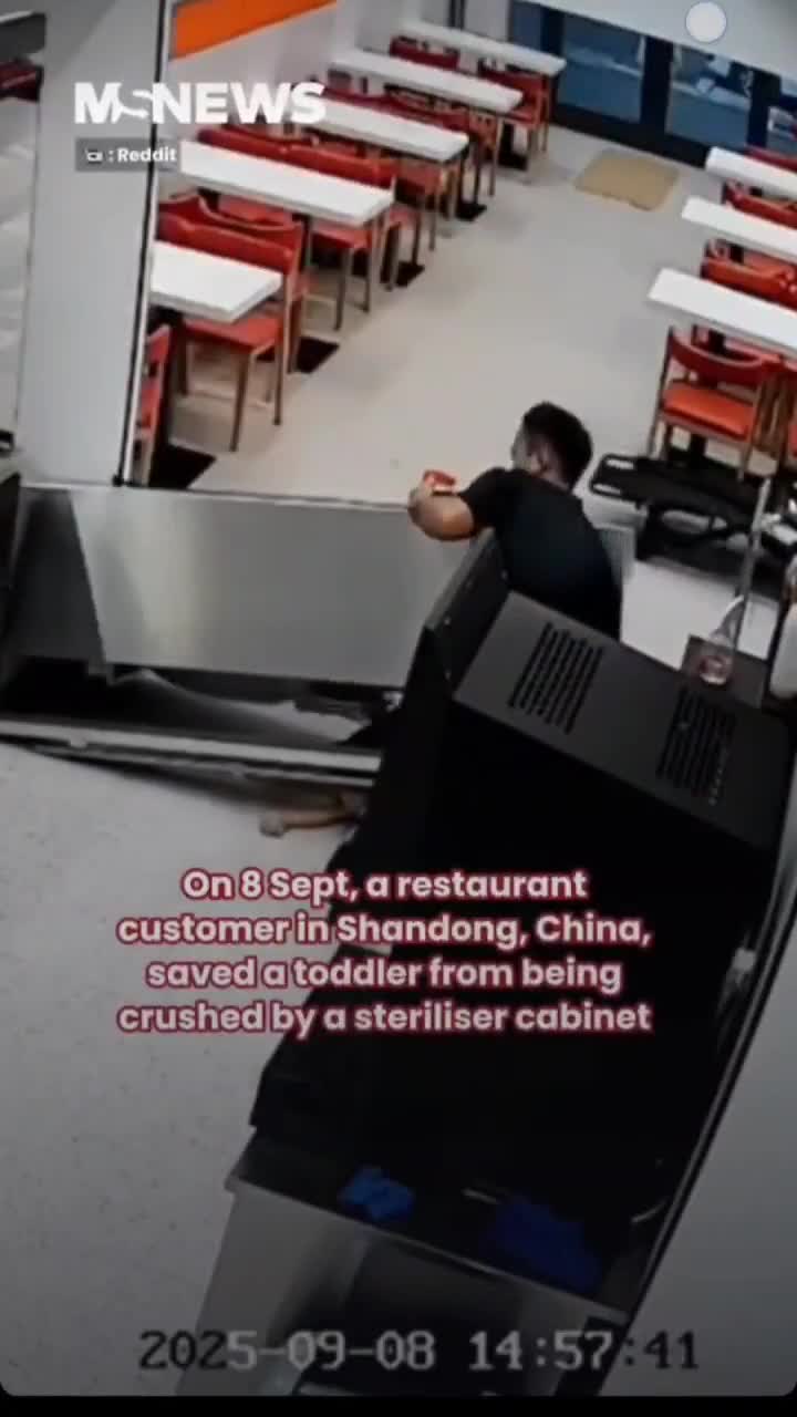 The ninja reaction time of this customer saved the toddler's life.