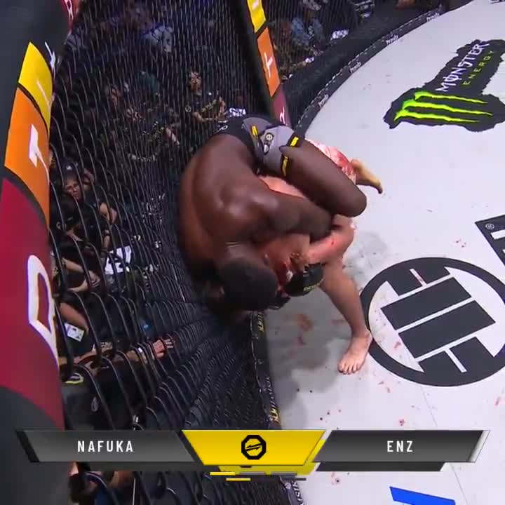 Hafeni Nafuka 🇩🇪 submitted Kevin Enz in the first round to get back in the win column