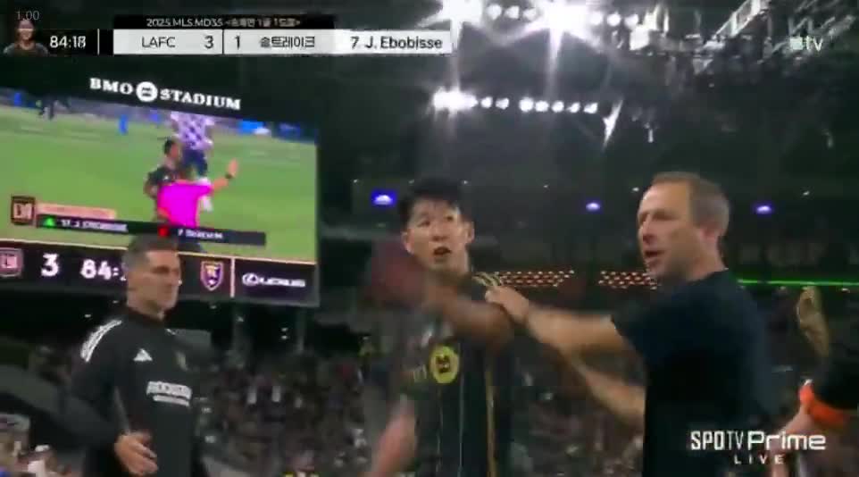 Son Heung-min exchanged words with referee as he comes off