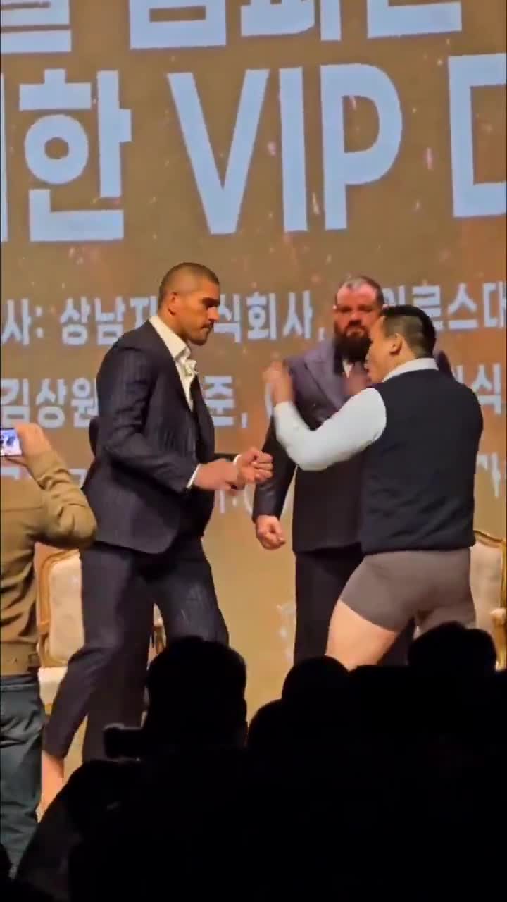 That time some random Korean bro took 26 leg kicks from Alex Pereira
