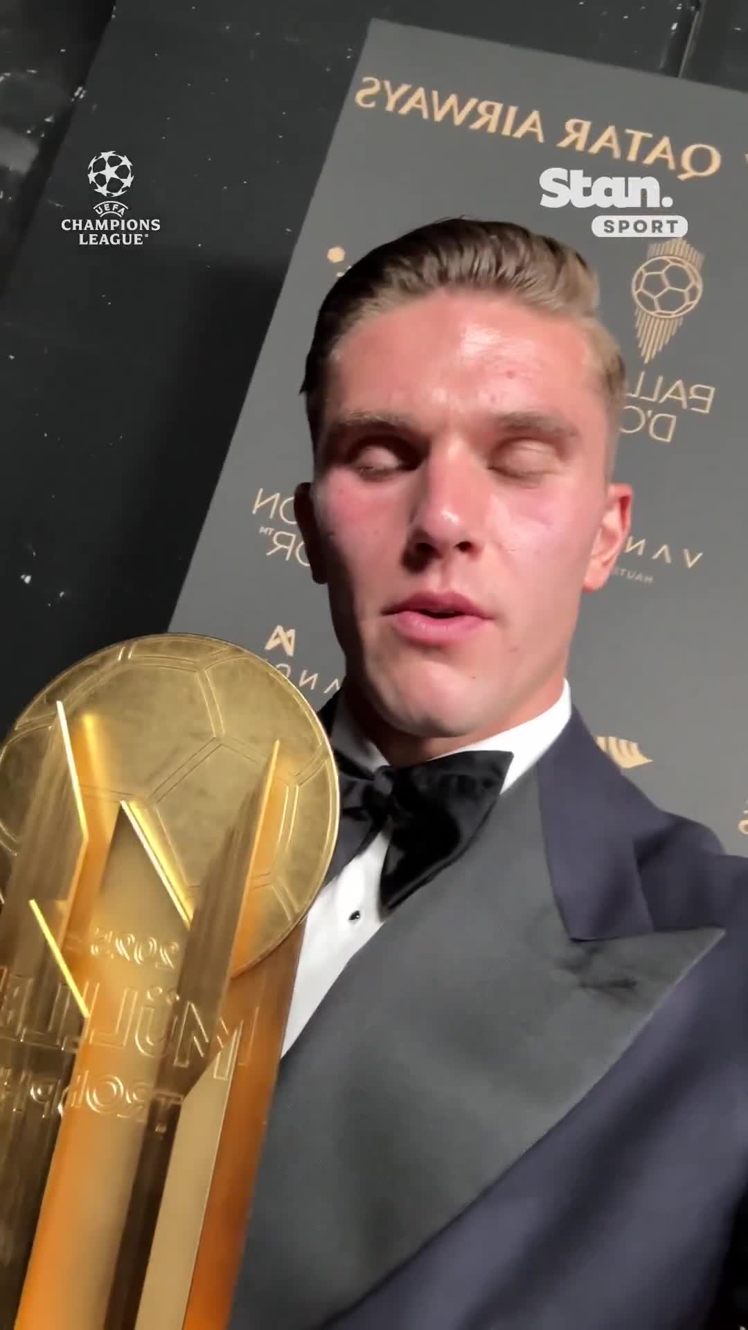 Viktor Gyökeres after winning the Gerd Müller trophy
