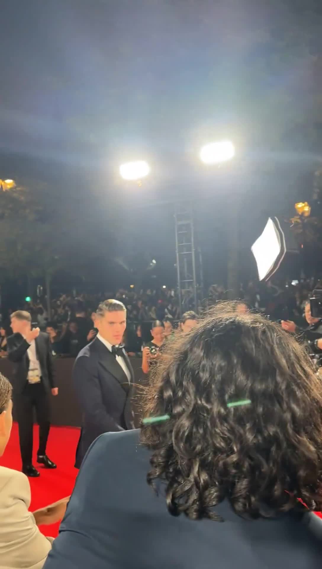 Chelsea fan mocking Viktor Gyokeres at the Ballon d’or