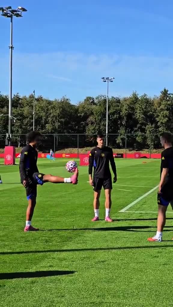 Benjamin Šeško and Joshua Zirkzee working together in training.
