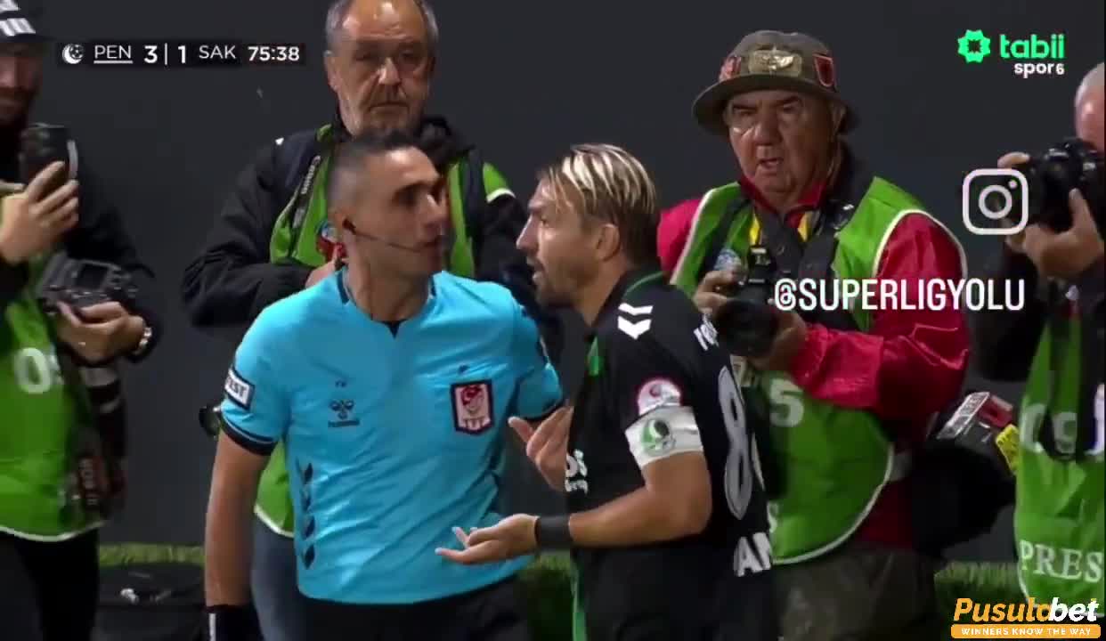 In Sakaryaspor–Pendikspor match, Caner Erkin slapped teammate Burak Altıparmak and was sent off