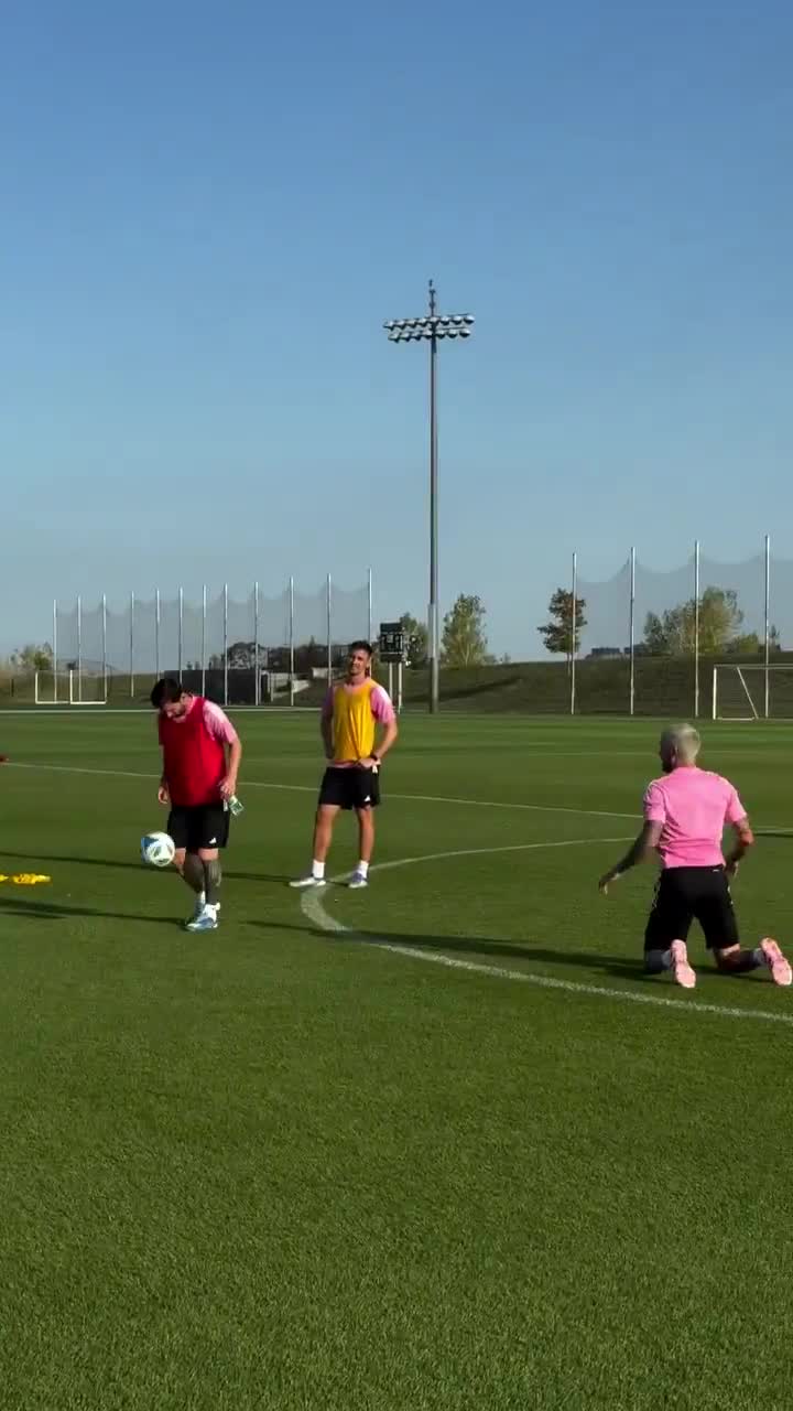 Messi shows De Paul how it's done with a goal from behind the net –