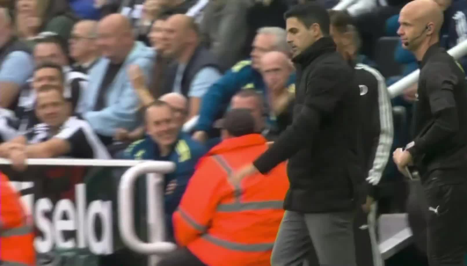 Arteta’s reaction after checking the replay on his staff pad during the match against Newcastle United