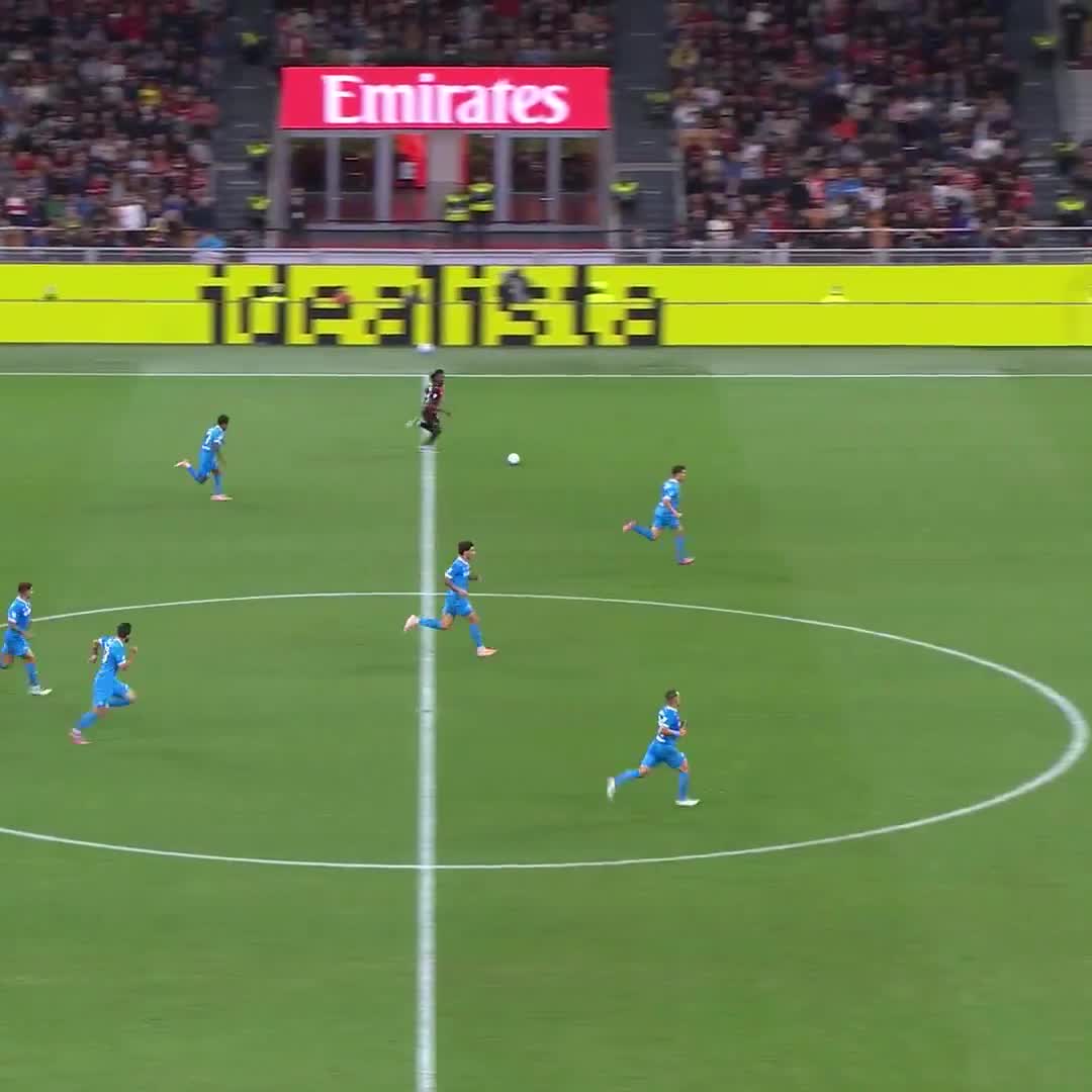 Rafael Leão’s counterattack against 7 Napoli players.