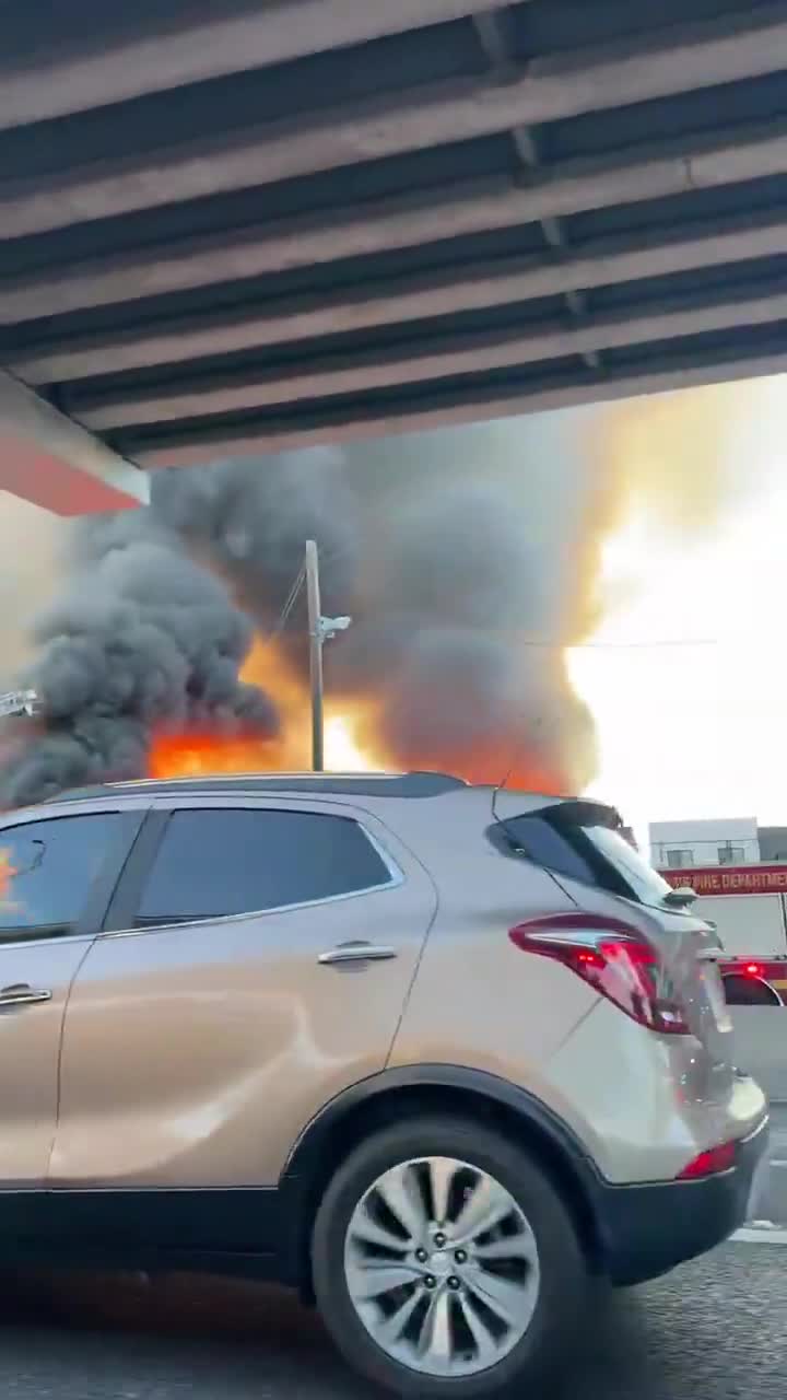 Massive 5 alarm fire burning in Austin, Texas, near the University of Texas. Multiple structures have caught fire and is spreading quickly.