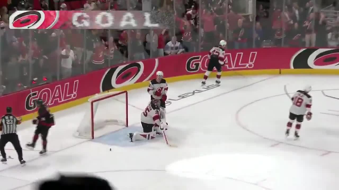 Seth Jarvis in front puts the Canes up 4-3 late!