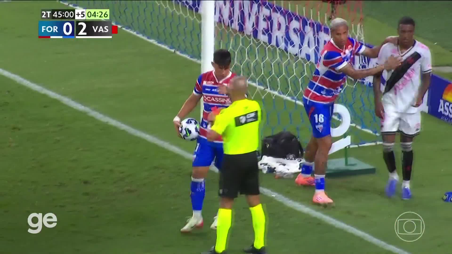 Robert Renan laughs after Fortaleza striker gets sent off – FOR vs VAS