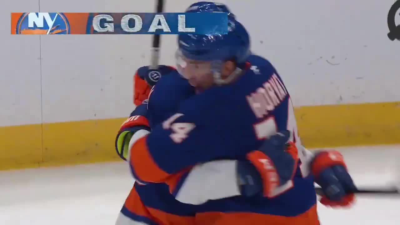 The Islanders score on the power play to take a 3-2 lead late!
