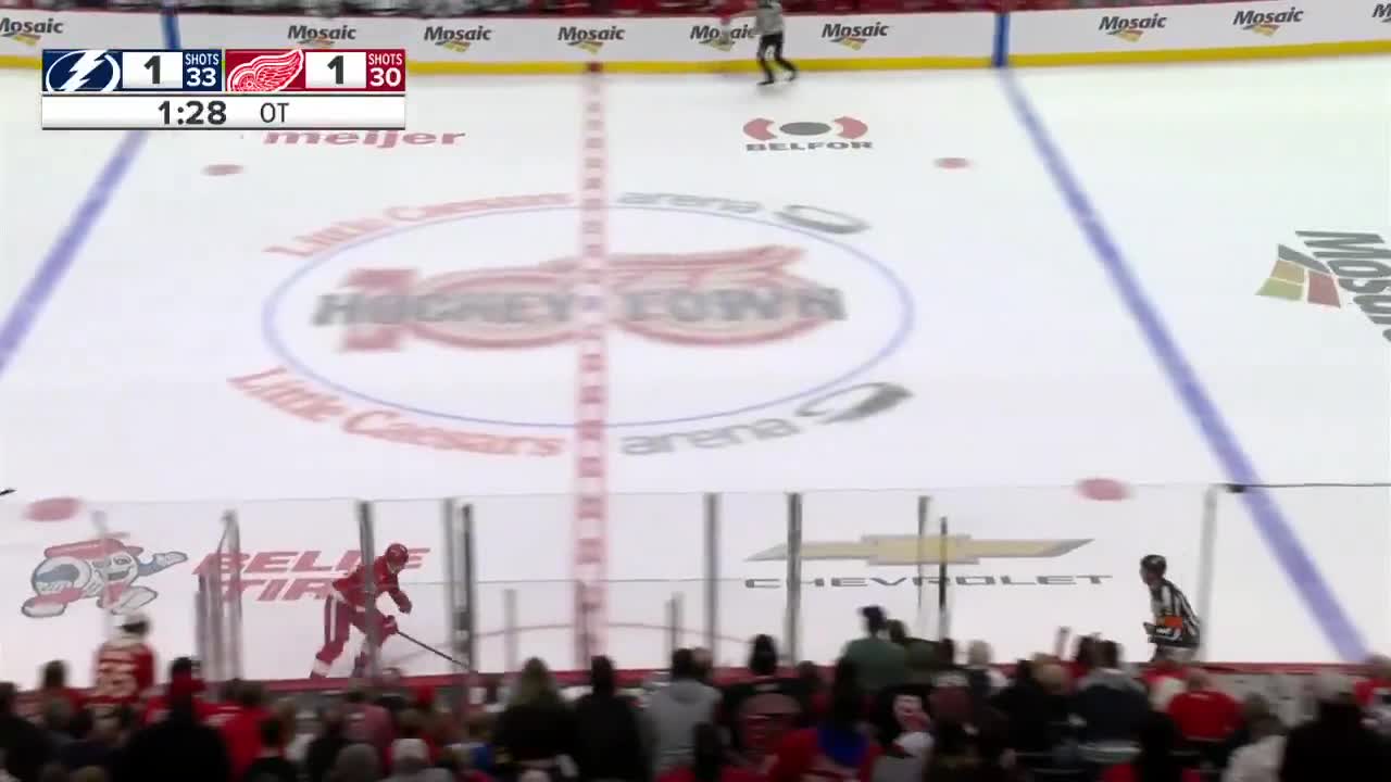 Lightning miss a great chance and as a result Larkin is in all alone and wins it!!!