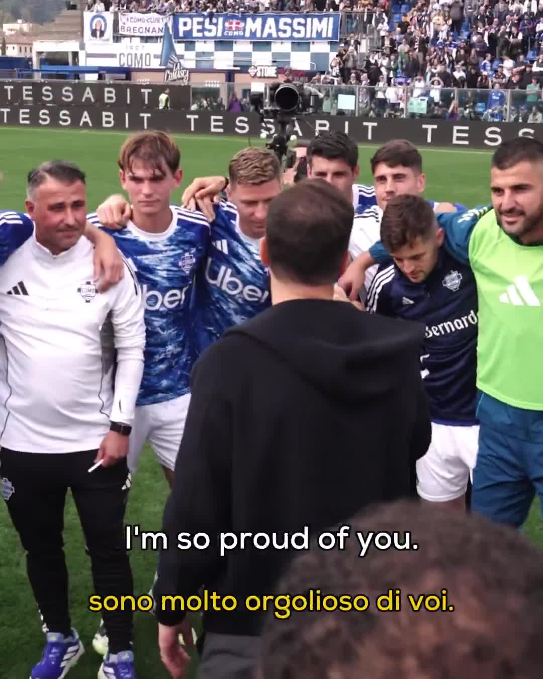 Cesc Fabregas talking to his Como team after the 2-0 win vs Juventus