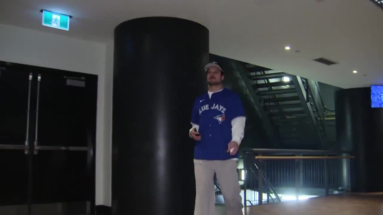 AM34 returning the favor and rocking a Vladdy Jr. Jays jersey after Toronto clinched a World Series berth in Game 7 of the ALCS last night