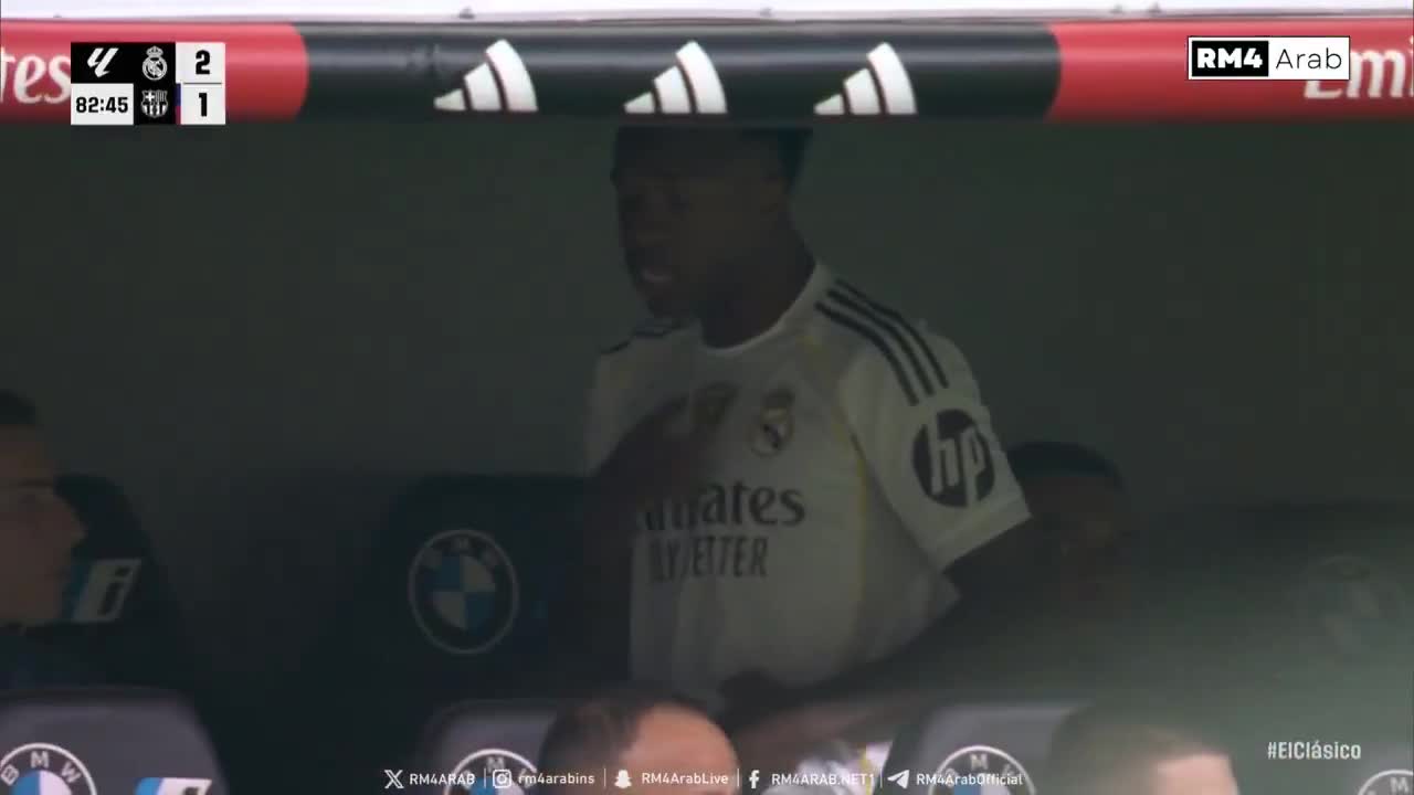 Andriy Lunin calmando a Vinicius Jr