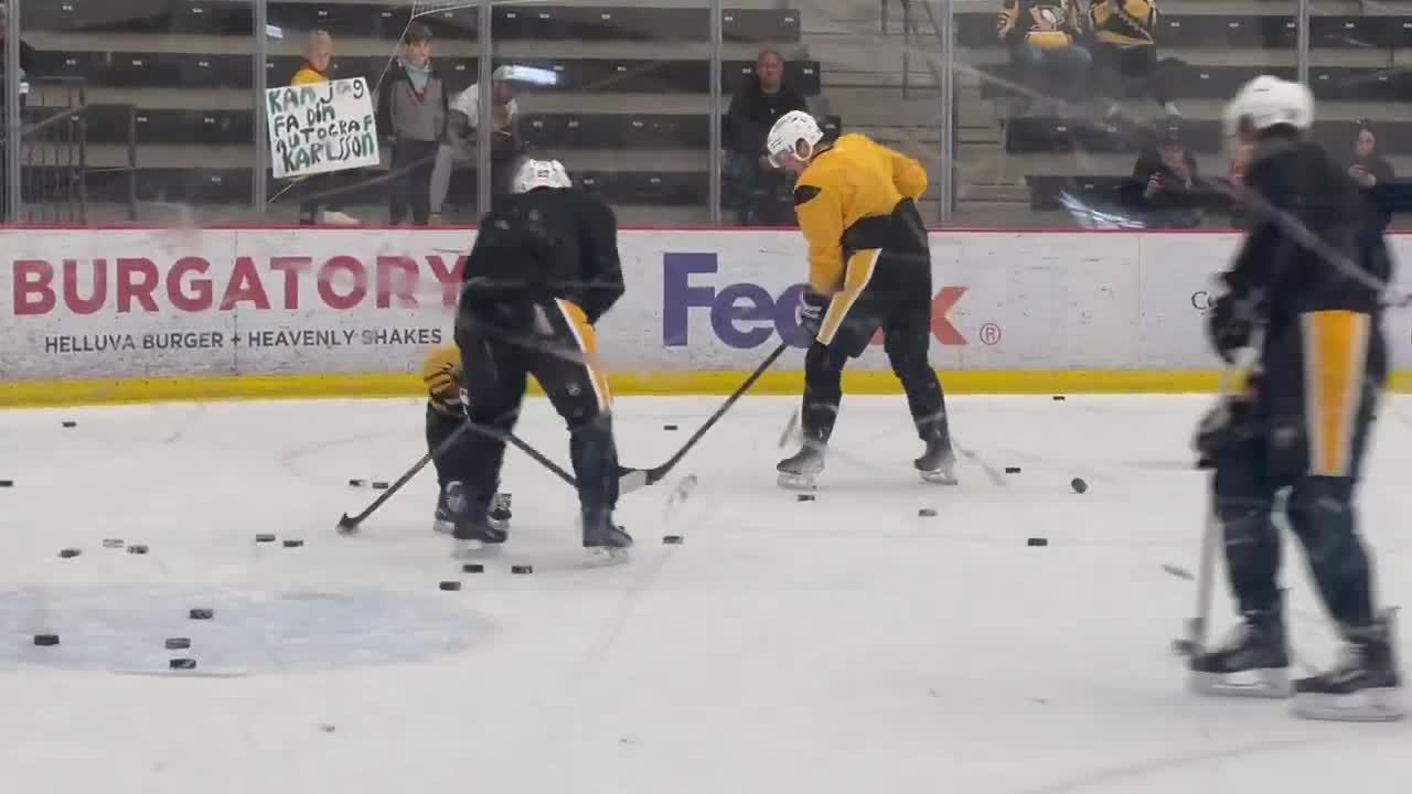 Sidney Crosby playing with the Penguins  head equipment managers son after practice is just so wholesome and so Sid