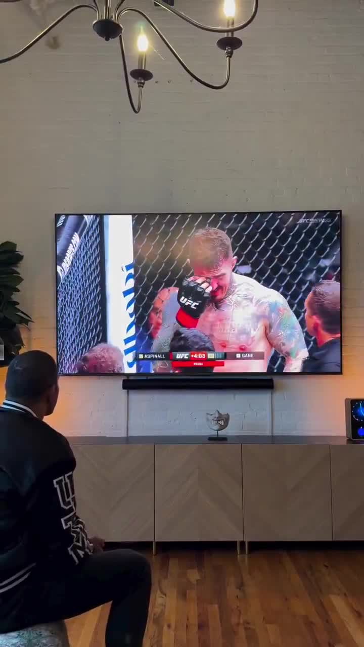 Alex Pereira reacts to Tom Aspinall vs Ciryl Gane