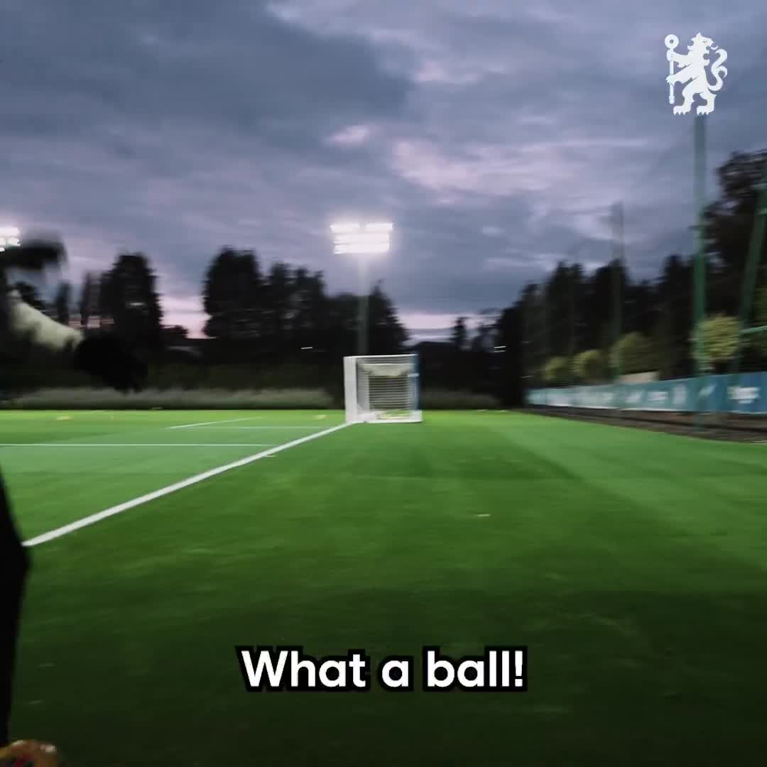 Estevão struck the ball from behind the corner arc, from behind the goal, and still scored!