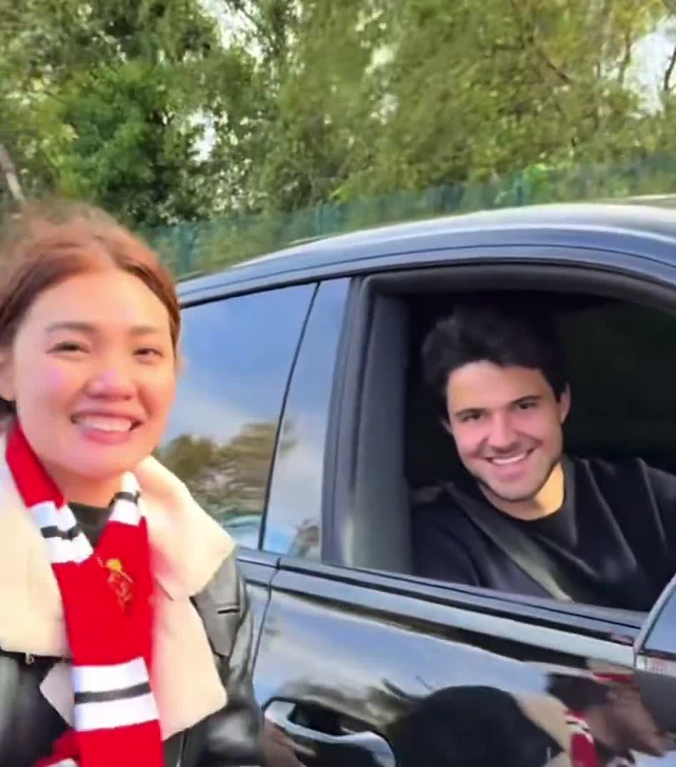 Senne Lammens stopping for fans outside Carrington
