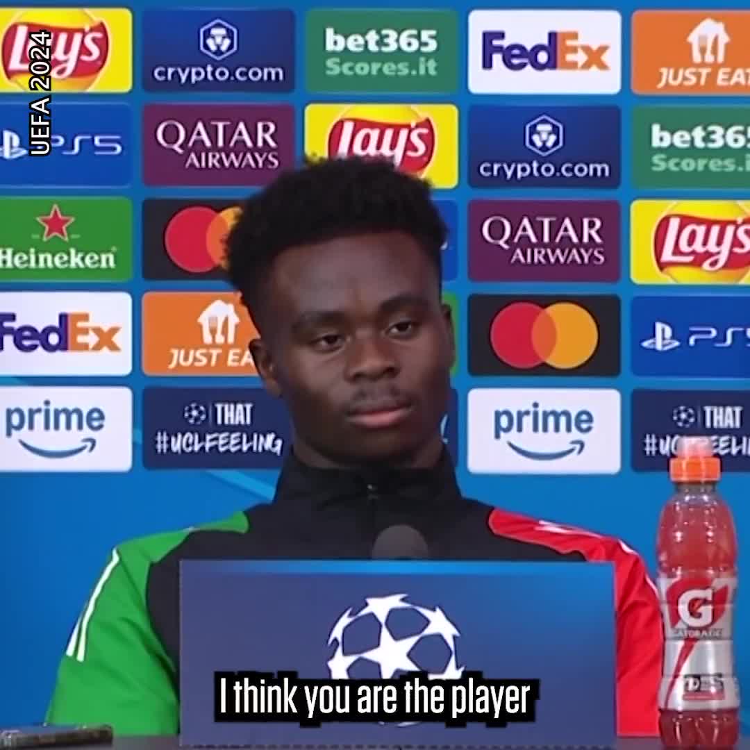 This wholesome exchange between Italian journalist Tancredi Palmeri,& Bukayo Saka, on this day in 2024.