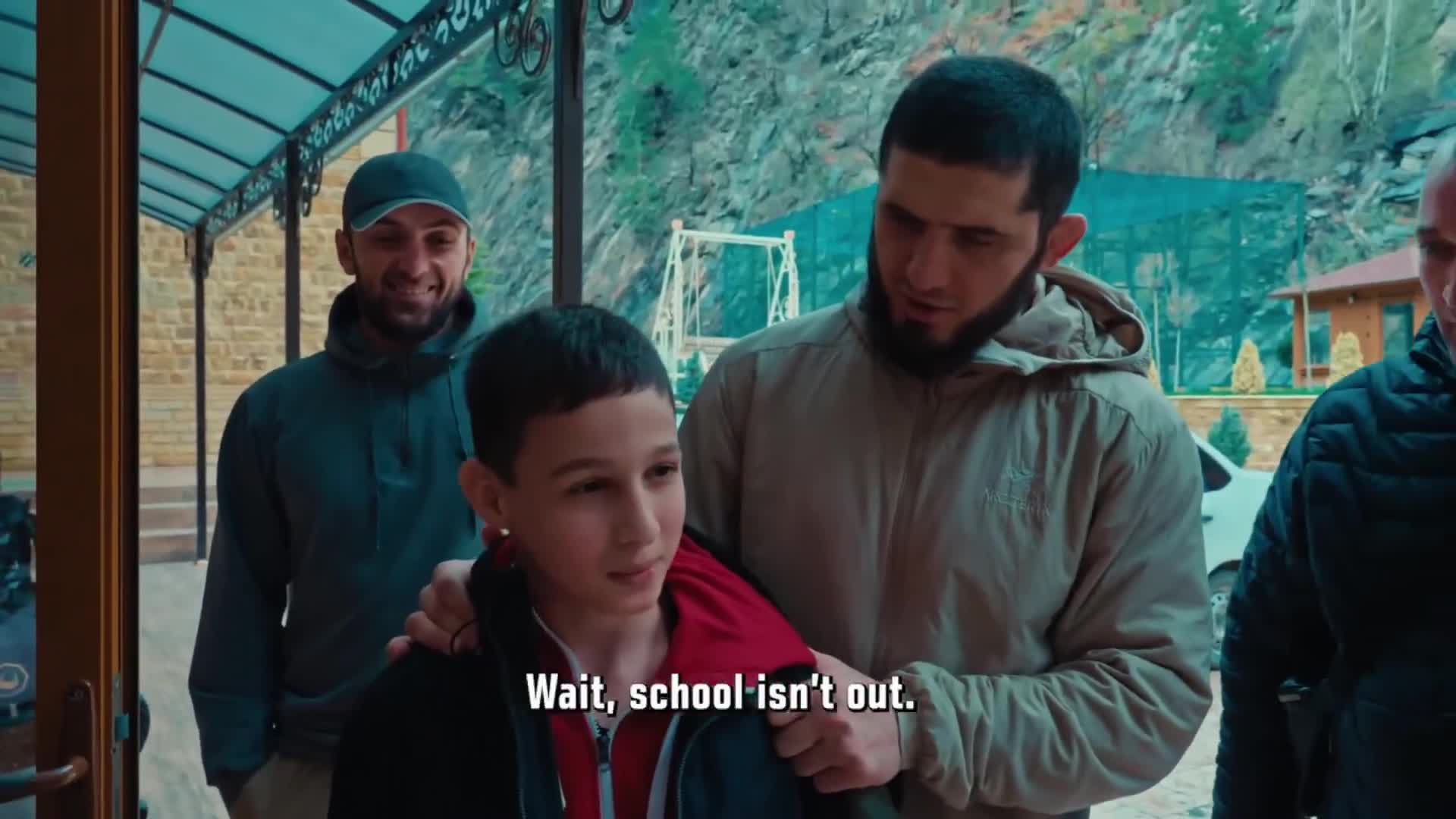 Islam Makhachev moves fans with a heartwarming gesture toward a boy who traveled 2,750 km to meet him
