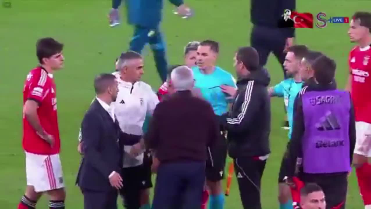 Jose Mourinho and Mario Branco's reaction to the referee after the match (2)