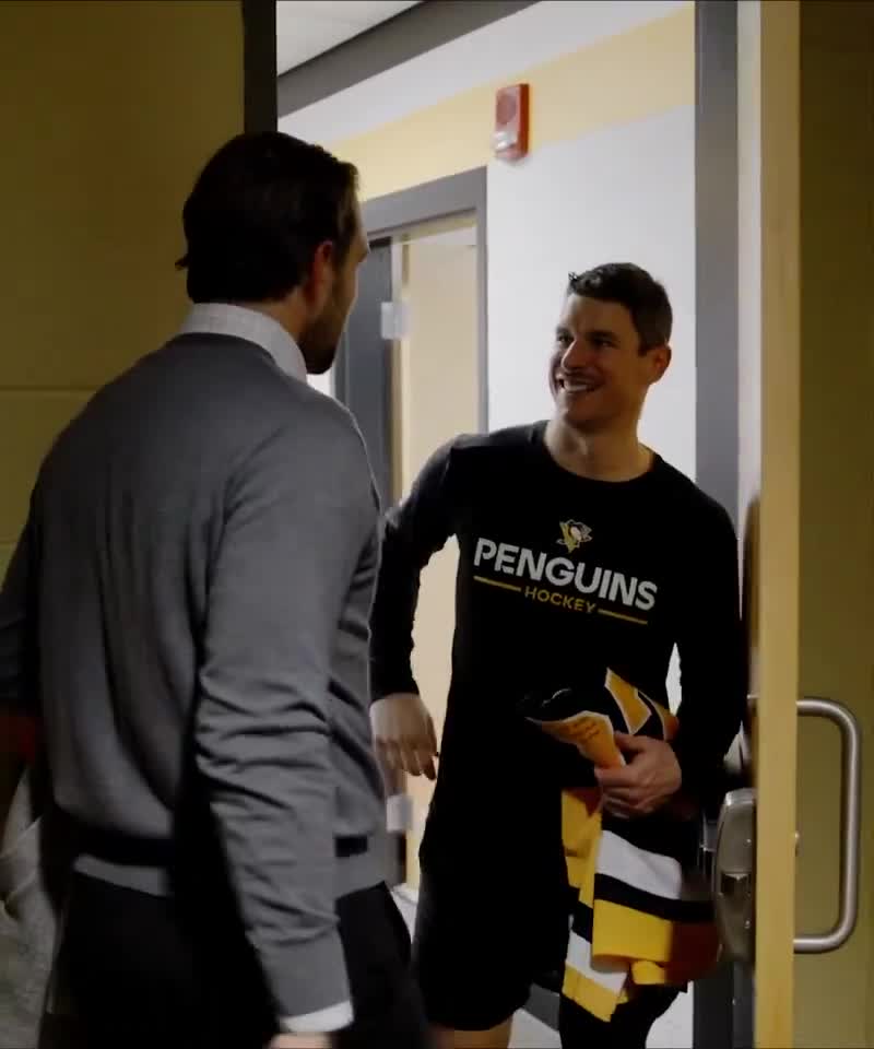 Sidney Crosby gave Anze Kopitar a signed jersey after their matchup on Sunday