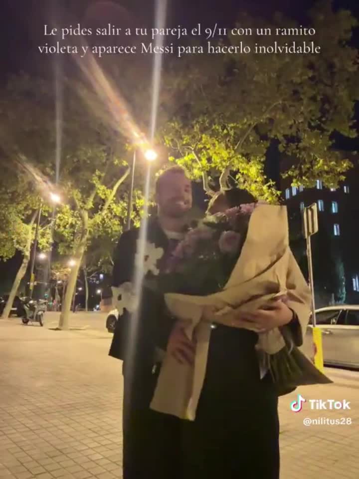 Messi walking in the background of a couple’s video in Barcelona (2)