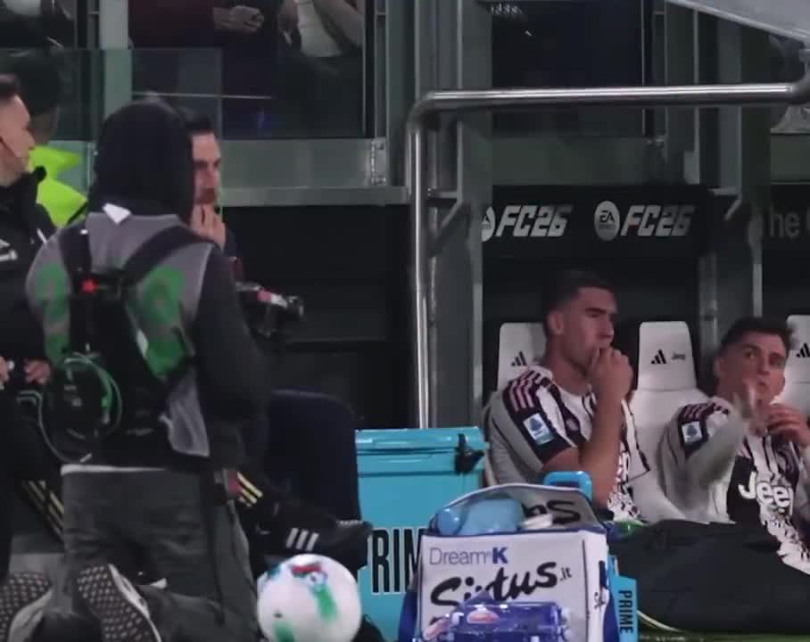 Conceição reacts to a cameraman pointing the camera at him during the Juventus – Torino match.