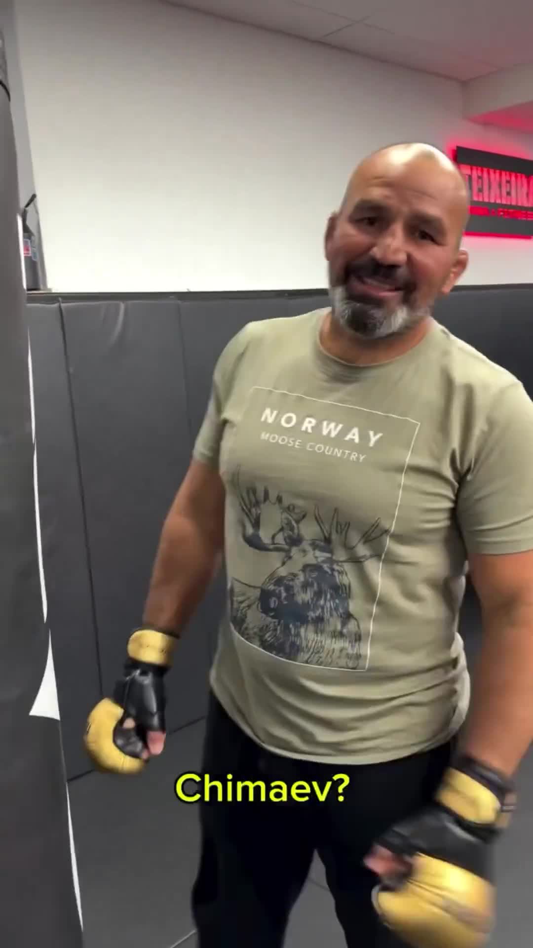 Alex Pereira just responded to Khamzat Chimaev and challenged him to a grappling match