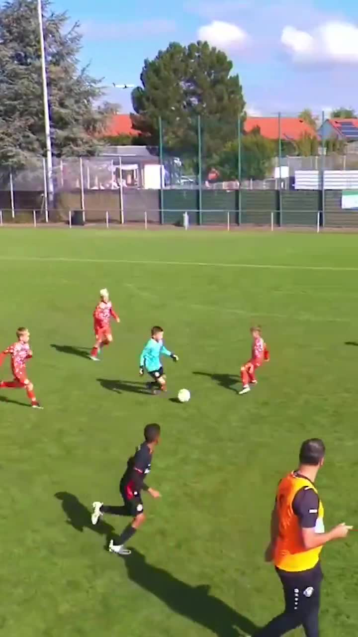 When Eintracht Frankfurt’s U9 goalkeeper did this