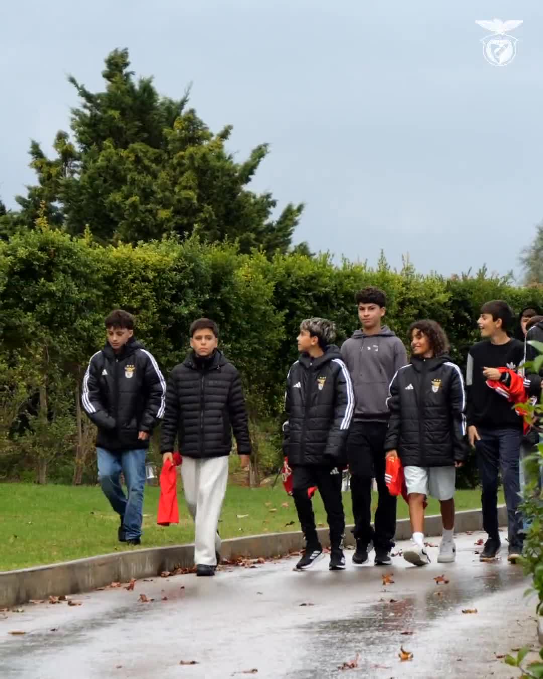 Jose Mourinho opened up his training session to allow the Benfica youth academy players to go and watch!