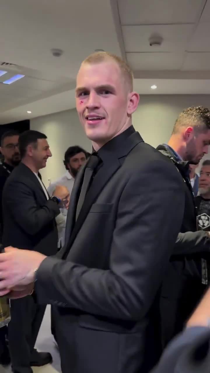 KHAMZAT CHIMAEV AND IAN GARRY GET INTO IT BACKSTAGE