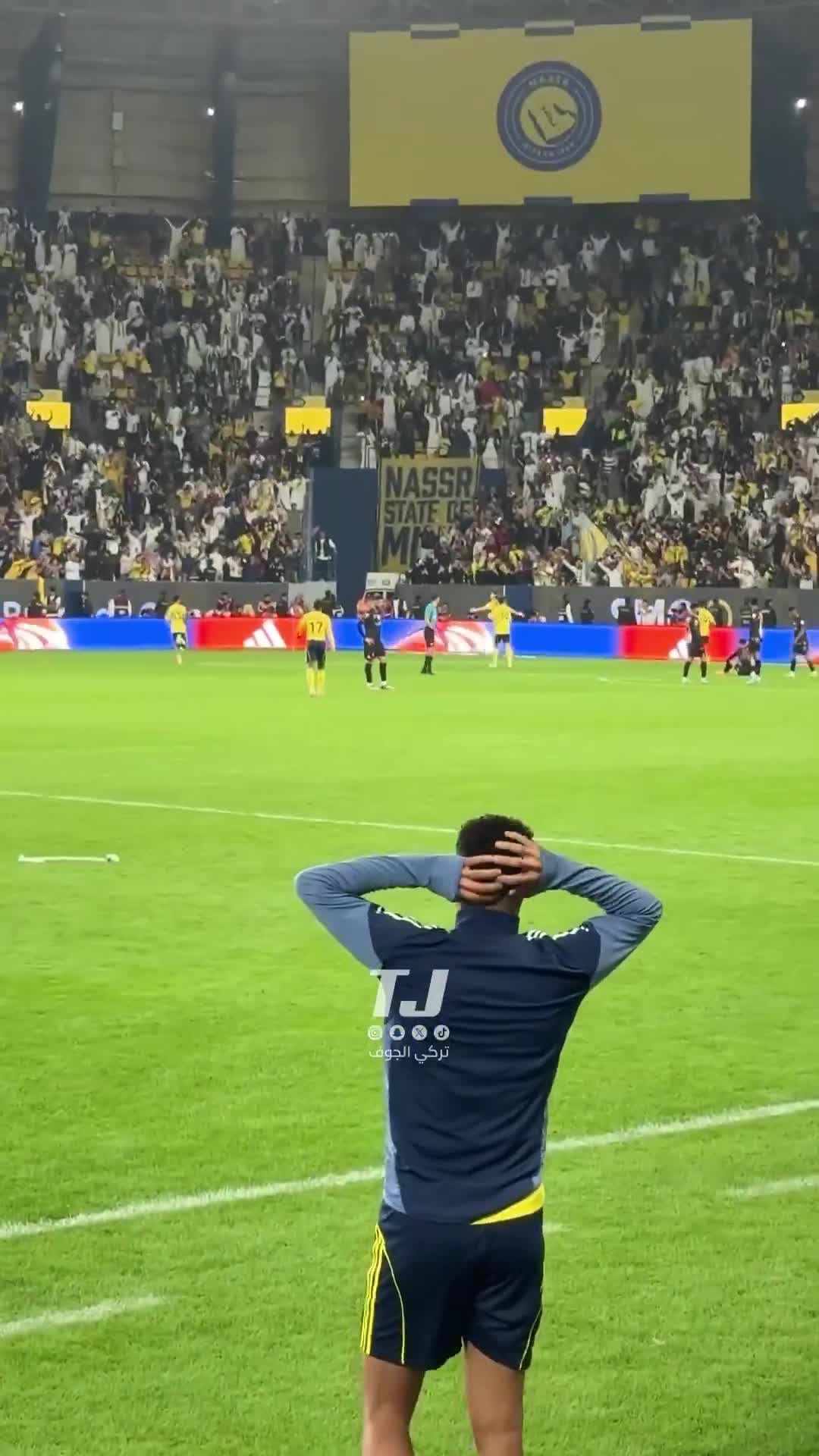 How the players on the bench reacted to Ronaldo’s overhead kick.