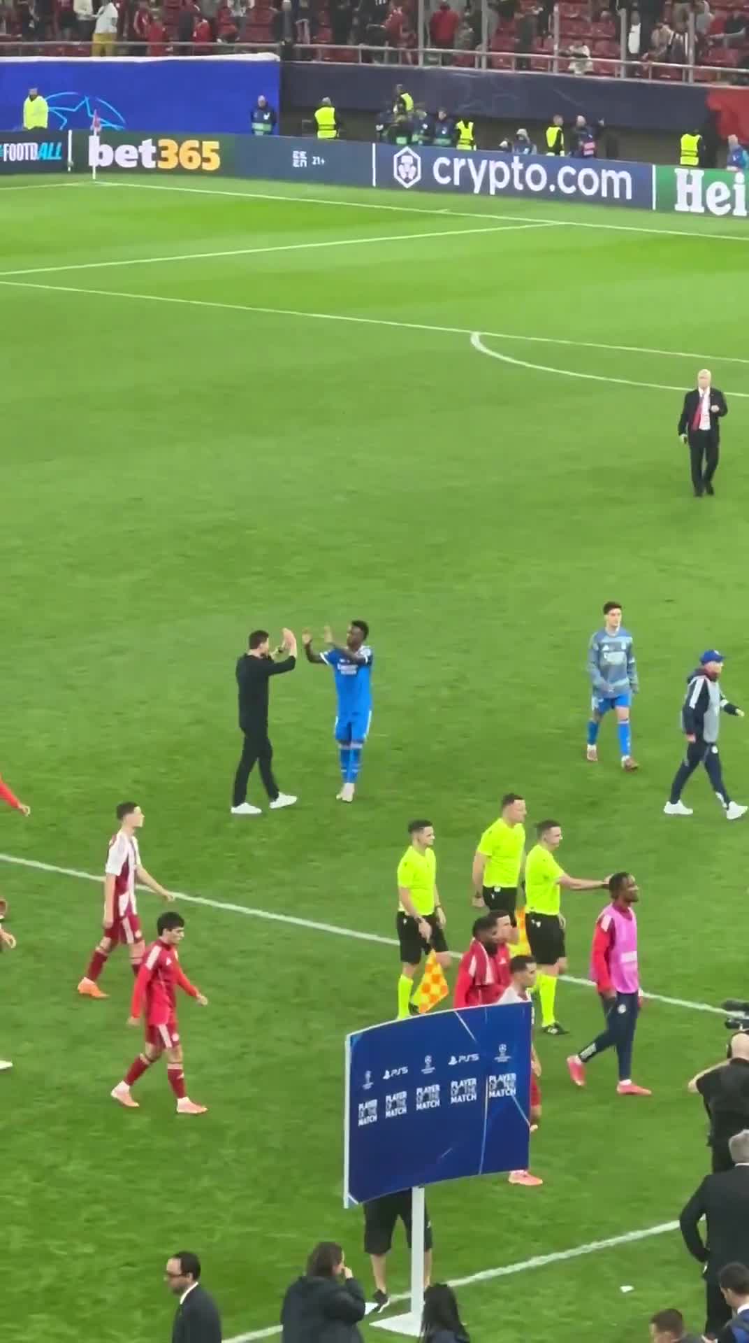 The hug between Vinícius Jr and Xabi Alonso after the match ended
