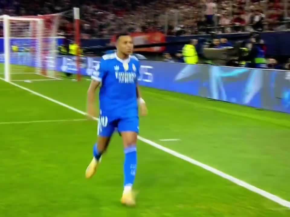 Kylian Mbappé  exchanged words with  Gabriel Strefezz during    Olympiakos vs Real Madrid