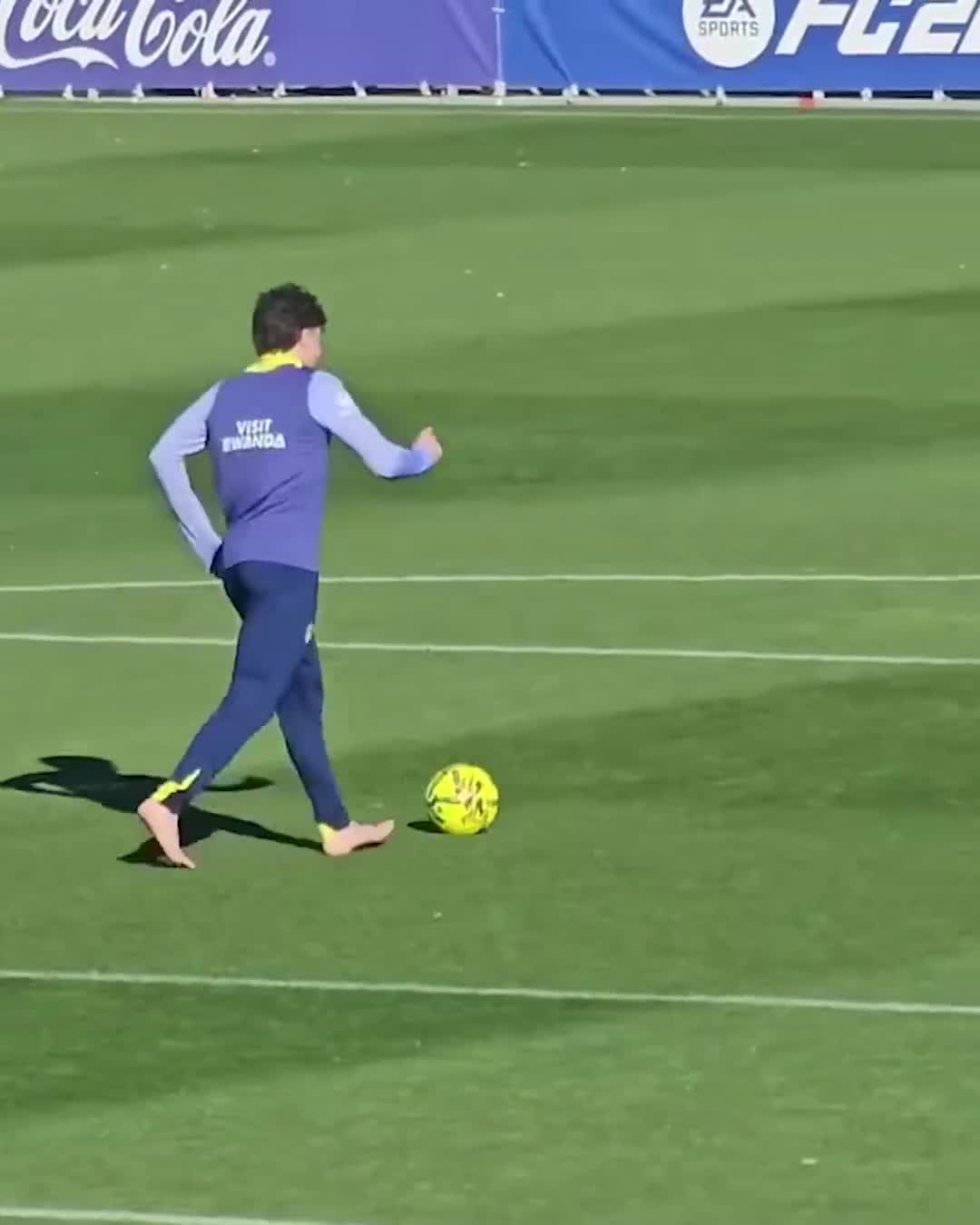 Diego Simeone had his team train barefoot during the session