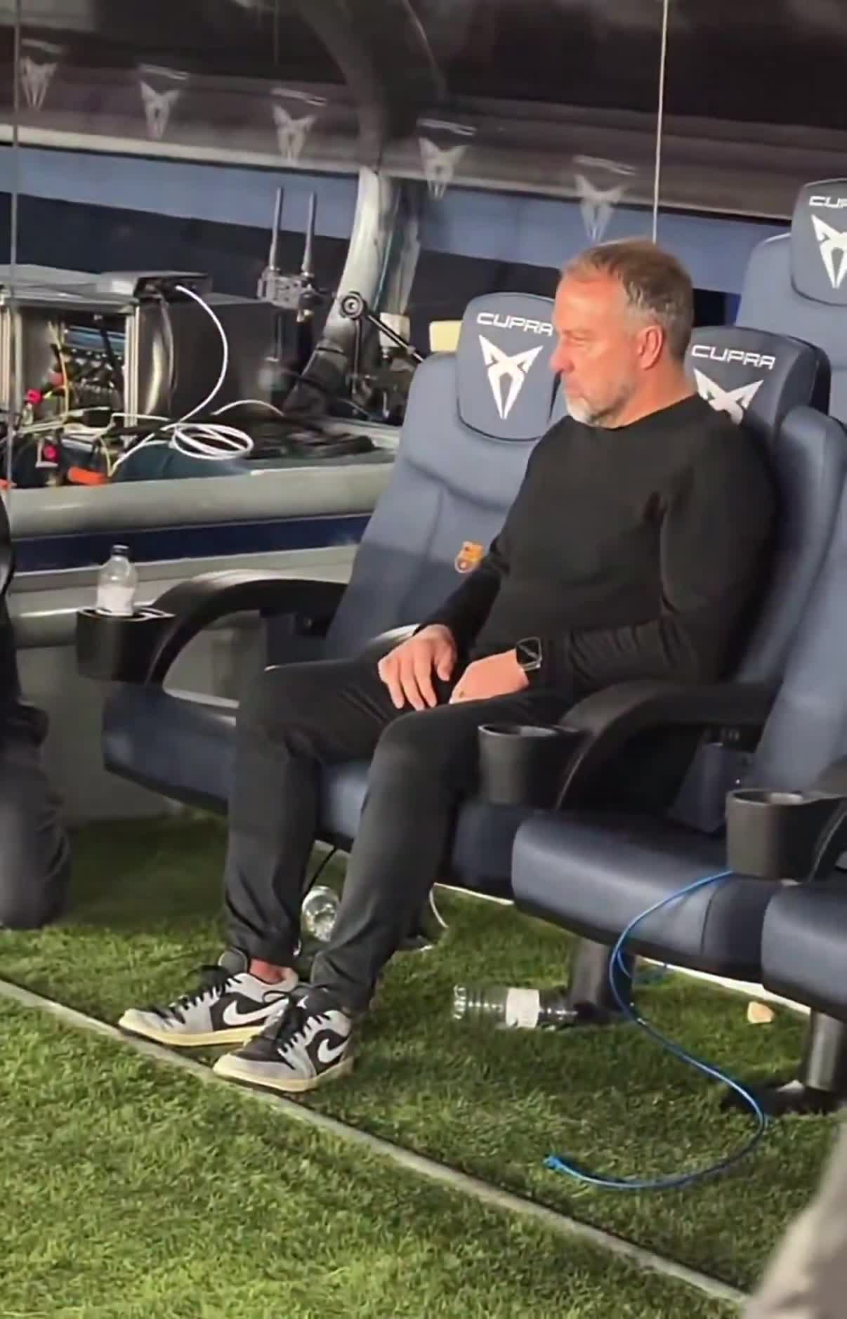 A moment of conversation between Hansi Flick and Raphinha after Barcelona vs Alavés